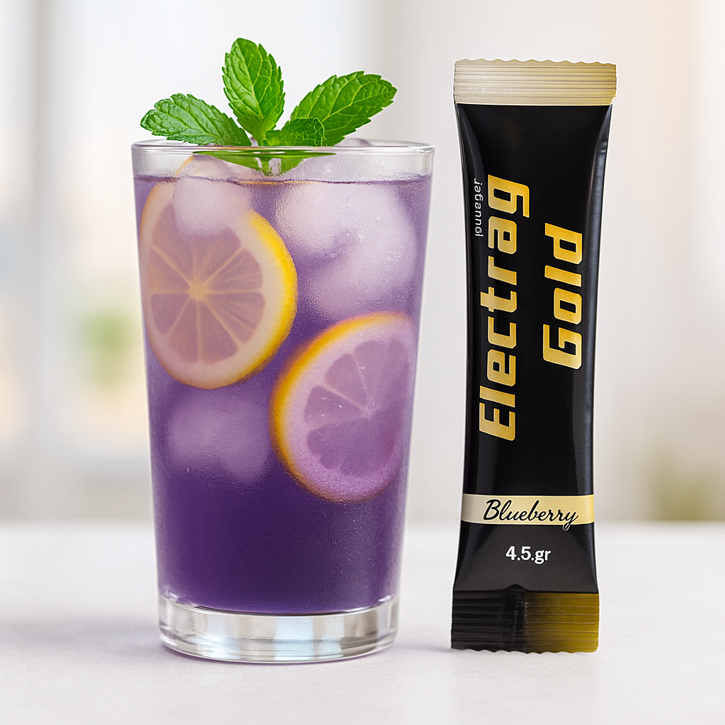 Electrag Gold blueberry sachet next to a glass of lemon electrolyte drink with ice and mint – sugar-free hydration for Dubai and UAE heat.