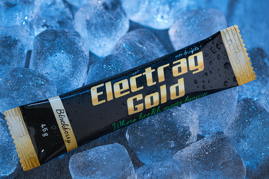 Electrag Gold sabor Blueberry sobre hielo, mostrando frescura y presentación premium en Emiratos Árabes Unidos